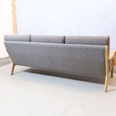 karimoku(カリモク家具)の３人掛けソファーです。オーク無垢材を使用しており、セミハイバックタイプのデザインが快適な空間を演出するトリプルソファーです。北欧スタイルや和のテイストにも♪