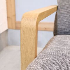 karimoku(カリモク家具)の３人掛けソファーです。オーク無垢材を使用しており、セミハイバックタイプのデザインが快適な空間を演出するトリプルソファーです。北欧スタイルや和のテイストにも♪