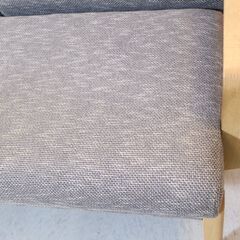 karimoku(カリモク家具)の３人掛けソファーです。オーク無垢材を使用しており、セミハイバックタイプのデザインが快適な空間を演出するトリプルソファーです。北欧スタイルや和のテイストにも♪