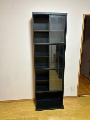 ガラス戸付きブラック本棚　飾り棚