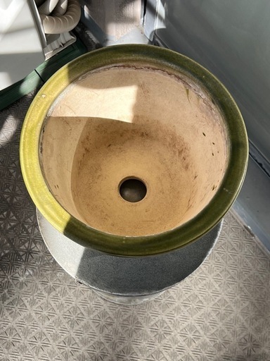 綺麗なグリーンの陶器製鉢