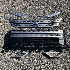 デリカD5  純正　フロントグリル等 
