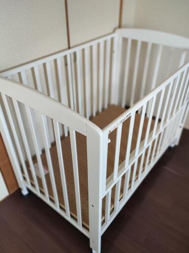 ポータブルベビーベッドおむつ替えテーブル付 カトージ(ミニサイズ 