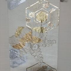 白地に金糸銀糸の帯