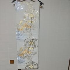 白地に金糸銀糸の帯