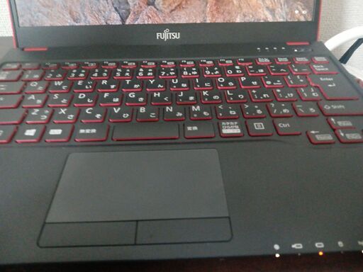 美品　富士通赤　高性能8世代Corei5搭載 高速SSD120G　高画質フルHD液晶 　Wifi対応　薄型スリム　超軽量（約760G） 美品 富士通赤 高性能8世代Corei5搭載 高速SSD120G 高画質フルHD