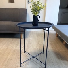 紺色の金属性丸型テーブル 紺色の金属性丸型テーブル