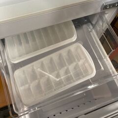 ☆中古￥13,800！Hisense　134㍑2ドア冷蔵庫　家電　2020年製　HR-G13B-W型　幅48㎝ｘ奥行59㎝ｘ高さ113㎝　【BK050】