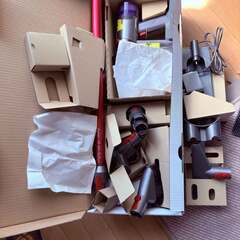 Dyson V8 Slim Fluffy+　型番 SV10KSLMCOM 掃除機 ダイソン　予備バッテリーなんと3本付