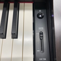 ヤマハ電子ピアノ中古美品YAMAHA  CLP-735R 2020年製　高低調整可能椅子付き 