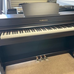 ヤマハ電子ピアノ中古美品YAMAHA  CLP-735R 2020年製　高低調整可能椅子付き 