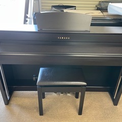 ヤマハ電子ピアノ中古美品YAMAHA  CLP-735R 2020年製　高低調整可能椅子付き 