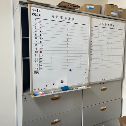 オフィスキャビネットの選び方、おしゃれに見せる整理術を紹介 オフィス 棚