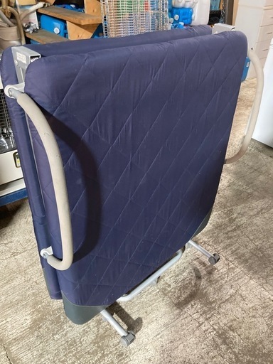美品　リクライニング機能付き折り畳みベット
