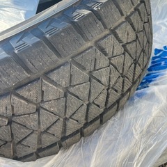 ブリヂストンスタッドレス265/70R16 溝まだあり 1本ひび割れあり
