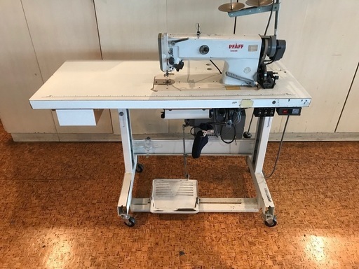 新入りの新しくないミシン。軽く拭いて、メンテする時間が取れるときまでしばらく放置です。 #pfaff #yamato #工業用ミシン #industrialsewingmachine #pfaff1181 #cm374 #ヤマトミシン #パフミシン #すくい縫いミシン #針送りミシン #pfaffsewingmachine