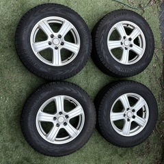 スタッドレスタイヤ  215/70R16.   