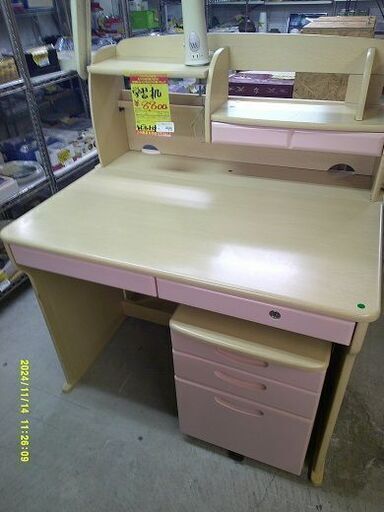 松本民芸家具のミズメザクラ無垢材を使用した#33A型 ライティング