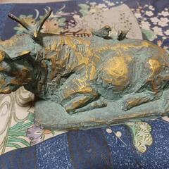 北村西望 牛 平和 ブロンズ 置物 人間国宝牛のブロンス像です。
・作者：北村西望(人間国宝）
・タイトル：平和
・素材：ブロンス
・本体：横26X高13X奥10.5cm/重1933g　
・共箱無し
・状態：本体は経年劣化等は有りますが、目立ったダメージも無く良品です。台座に小疵と汚れ等が有ります。
※状態は写真でご判断下さい。

中古品をご理解の上ご検討ください。