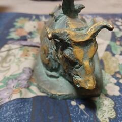 北村西望 牛 平和 ブロンズ 置物 人間国宝牛のブロンス像です。
・作者：北村西望(人間国宝）
・タイトル：平和
・素材：ブロンス
・本体：横26X高13X奥10.5cm/重1933g　
・共箱無し
・状態：本体は経年劣化等は有りますが、目立ったダメージも無く良品です。台座に小疵と汚れ等が有ります。
※状態は写真でご判断下さい。

中古品をご理解の上ご検討ください。