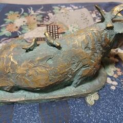 北村西望 牛 平和 ブロンズ 置物 人間国宝牛のブロンス像です。
・作者：北村西望(人間国宝）
・タイトル：平和
・素材：ブロンス
・本体：横26X高13X奥10.5cm/重1933g　
・共箱無し
・状態：本体は経年劣化等は有りますが、目立ったダメージも無く良品です。台座に小疵と汚れ等が有ります。
※状態は写真でご判断下さい。

中古品をご理解の上ご検討ください。