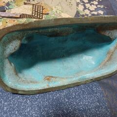 北村西望 牛 平和 ブロンズ 置物 人間国宝牛のブロンス像です。
・作者：北村西望(人間国宝）
・タイトル：平和
・素材：ブロンス
・本体：横26X高13X奥10.5cm/重1933g　
・共箱無し
・状態：本体は経年劣化等は有りますが、目立ったダメージも無く良品です。台座に小疵と汚れ等が有ります。
※状態は写真でご判断下さい。

中古品をご理解の上ご検討ください。