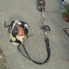 背負い式　草刈り機②
