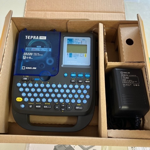 中古】テプラ TEPRA PRO SR 220 使用中テープ4種類付き 素材、色、幅から 中古】テプラ TEPRA PRO SR 220 使用中テープ4種類付き 素材、色、幅から