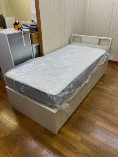 おすすめ商品!! 未使用マットレス付き!! ニトリベッドフレーム&AVENCO