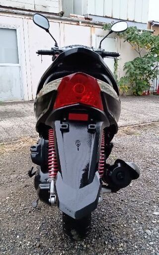 優れたエンジン。SYM (ファイター150)。非常に高速なバイク。デジタル スピードメーター付き。フロント ディスク ブレーキ付き。サイド スタンド付き。冬季用の加熱ハンドル グリップ付き。走行距離 32,200 キロメートル。 優れたエンジン。SYM (ファイター150)。非常に高速なバイク。デジタル