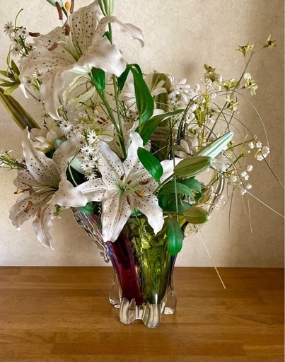 レインボーカラーの花瓶、造花付き