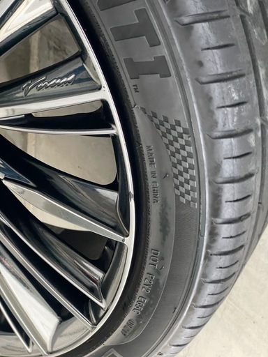 RAYS VERSUS STRATAGIA VOUGE レイズベルサス19インチ 245/40/R20