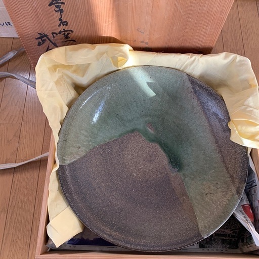 特大☆お正月☆骨董　年末！ 特別出品 特大【常石窯 灰釉皿】和食器 陶器 大皿直径52cm 共箱付き 骨董 古美術 飾り皿 日本 JAPAN 緑 グレー 陶芸 アンティーク　特大 大皿 灰釉皿　共箱付き　常石窯 常石釜　武介 灰皿　正月　料理　懐石　和皿　料理　飾り皿 和食　旅館 ホテル 和風　日本　伝統　古物 骨董品 アンティーク　ヴィンテージ  昭和レトロ  料理皿