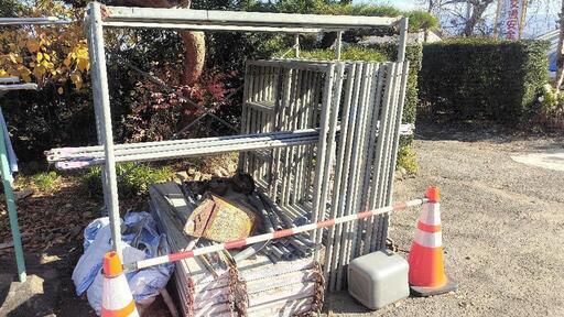 足場　ローリングタワー２基