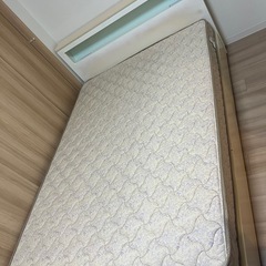 ダブルベッドフレーム、マットレス