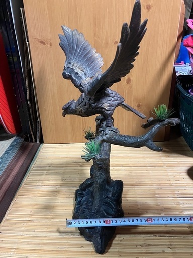 Hy131　鷹の置物　金属製　オブジェ　木製台座付き　刻印あり　インテリア Hy131 鷹の置物 金属製 オブジェ 木製台座付き 刻印あり インテリア