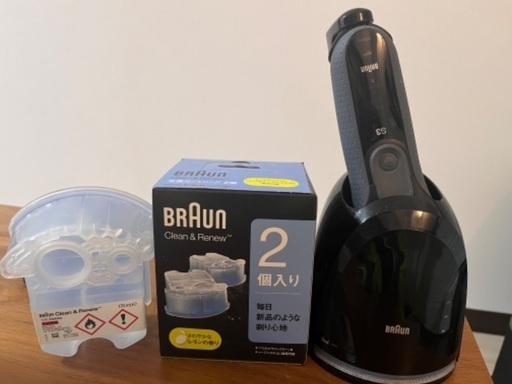ブラウン電気シェーバー！洗浄カートリッジ３つ付き