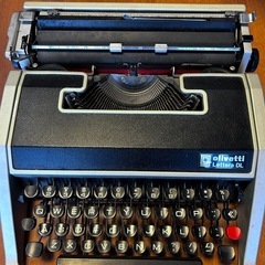 ★【昭和レトロ】かっこいい！オリベッティのタイプライター・ディスプレイ用品としてお使いください！ ☆【昭和レトロ】かっこいい！オリベッティのタイプライター