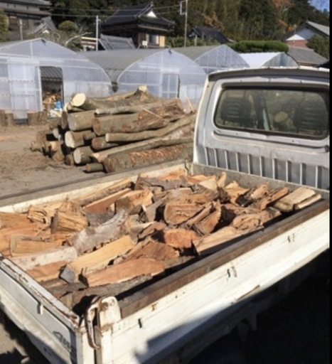 広葉樹 乾燥薪 軽トラ1杯分 7000円。キャンプ、薪ストーブにいかが  