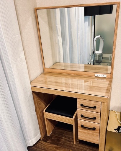 ドレッサー たっぷり収納できるドレッサーテーブル/メイクがしやすい