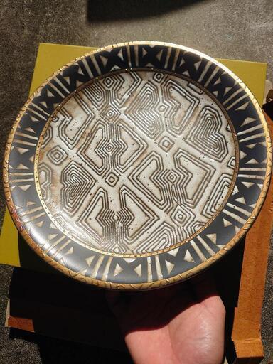 日進市発　装飾絵入りプレート　大皿　30cm径　高さ4〜5cm 　エクレクティックカイカイ　KUBAの大地