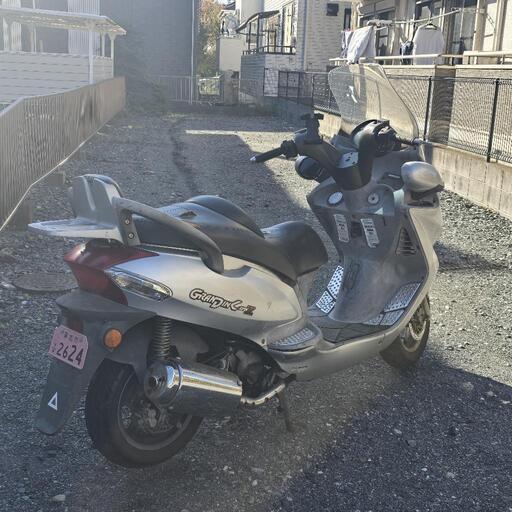 非常に良いエンジン。SYM RV125。フロントタイヤはほぼ新品