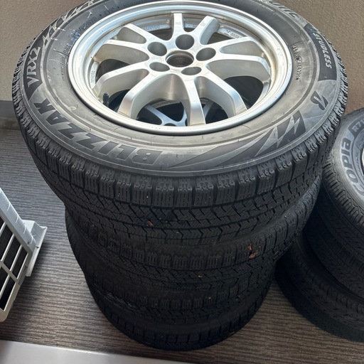 ダンロップ スタッドレスタイヤ 195/65R15 ほぼ新品 4本セット ダンロップ スタッドレスタイヤ 195/65R15 ほぼ新品 4本セット