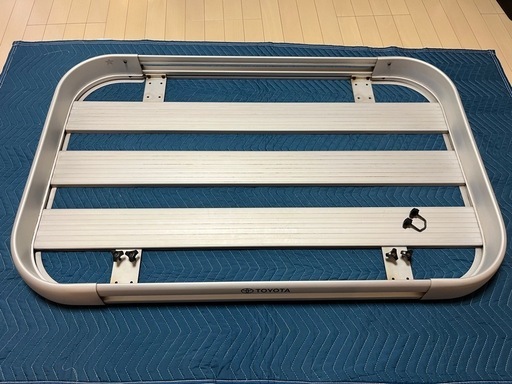 THULE アルミキャリア　ルーフラック ルーフキャリア(ルーフラック)に載せて行こう｜トランクカーゴ × THULE ルーフバスケット  ユニバーサルクロスバー荷物ラック取り付けホルダー 2 個鉄車の荷物屋上ラックスタンドルーフバッグラックブラケット