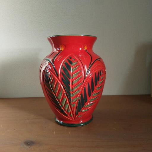 赤い陶器の花瓶 中型 壷／花瓶