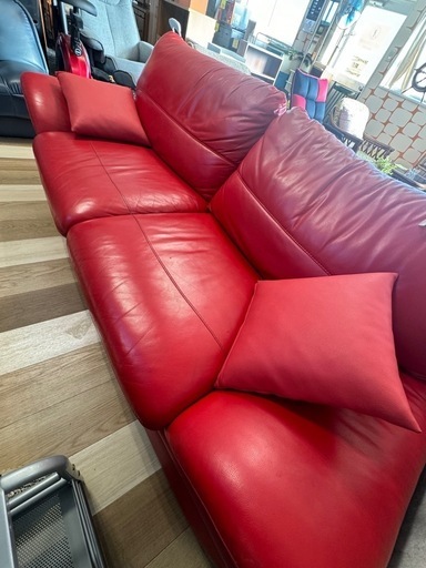 赤いレザー風ソファ 2つのクッション付き 赤いレザー風ソファ 2つのクッション付き 後藤家具物産 2Pソファ