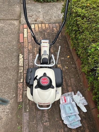 ホンダの耕運機 \n