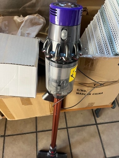 4点セット　ダイソン掃除機、カラーハンガー、プラスチックケース