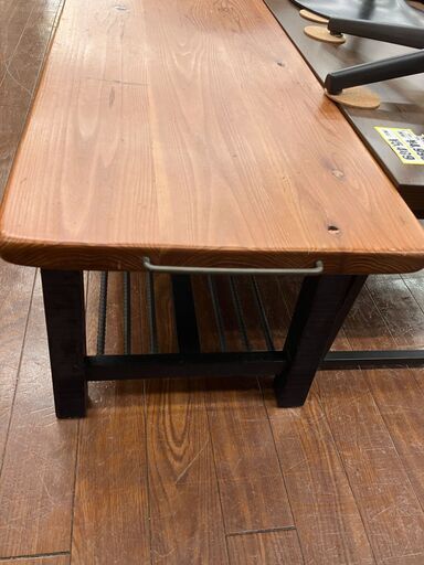 不要になった古い家具の様々な木材から作ったセンターテーブル