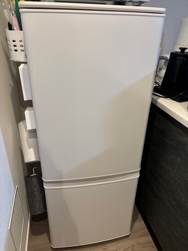 三菱冷蔵庫146L(2023年10月発売、説明書あり) (モリ) 明大前のキッチン  